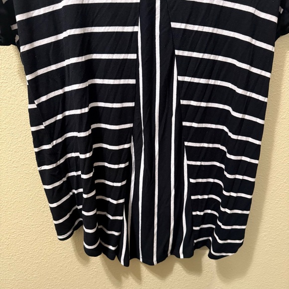 Women’s Medium Cable & Gauge Black White Striped Hi-Low Cap Sleeve Top - Picture 9 of 11